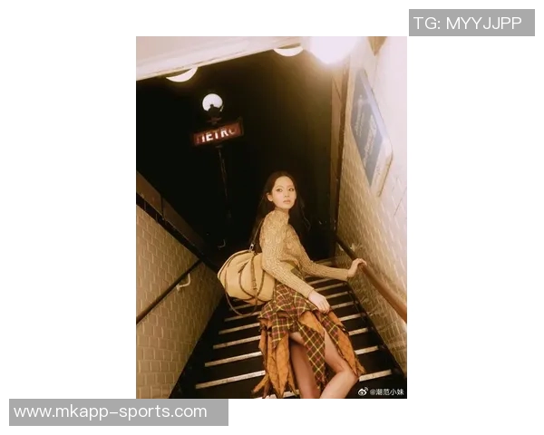 欧阳娜娜身穿阿森纳球衣漫步巴黎街头展现枪迷风采